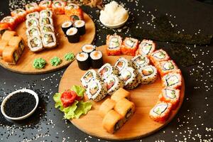 geassorteerd sushi Aan houten schotel foto