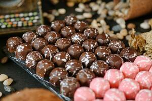 geassorteerd chocolaatjes verspreiding Aan tafel foto