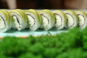 geassorteerd sushi broodjes Aan tafel foto