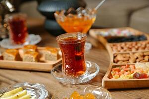 houten tafel versierd met borden van heerlijk voedsel en verfrissend drankjes foto