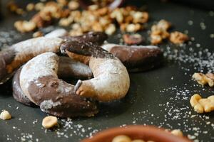 geassorteerd donuts geregeld Aan een tafel foto