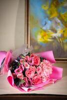 boeket van roze rozen Aan tafel foto