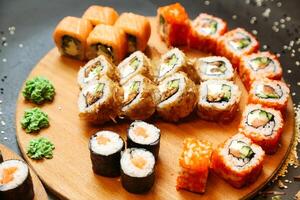 overvloedig sushi schotel Aan een houten bord foto