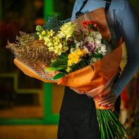 Mens Holding boeket van bloemen foto