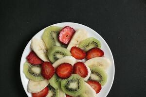 bord met gesneden kiwi en aardbeien foto