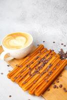 houten snijdend bord met chocola chips en koffie kop foto