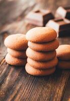 chocola biscuits Aan de houten tafel foto