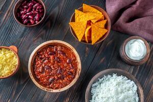 kom van Chili con carne met de ingrediënten foto