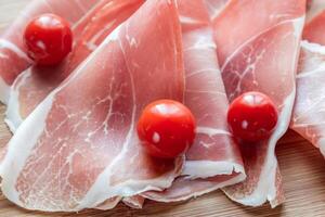 plakjes jamon op het houten bord foto