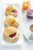 scones met room en fruit jam foto