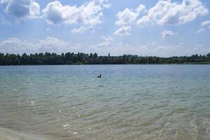 mooi blauw meer. zomer landschap. de schoonheid van natuur. foto