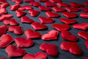 rood liefde harten Aan een blauw houten achtergrond. Valentijnsdag dag 2019. achtergrond voor groet kaart. foto