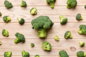 groen vers broccoli achtergrond dichtbij omhoog Aan gekleurde tafel. groenten voor eetpatroon en gezond aan het eten. biologisch voedsel foto