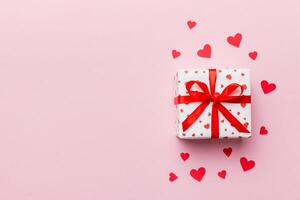 Valentijn dag samenstelling rood geschenk doos met boog en hart. Kerstmis Geschenk. visie van bovenstaande. ruimte voor tekst. vakantie groet kaart foto