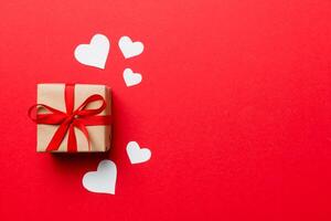 Valentijn dag samenstelling rood geschenk doos met boog en hart. Kerstmis Geschenk. visie van bovenstaande. ruimte voor tekst. vakantie groet kaart foto