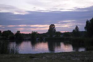 een mooi zonsondergang Bij meer. foto