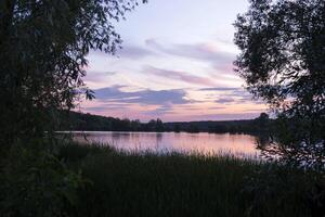 een mooi zonsondergang Bij meer. foto