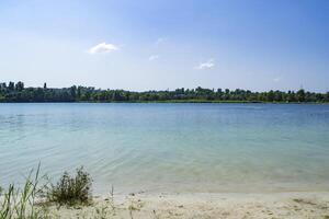 mooi blauw meer. zomer landschap. de schoonheid van natuur. foto