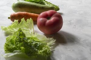 groep van groenten Aan een keuken tafel. ingrediënten voor Koken salade. foto