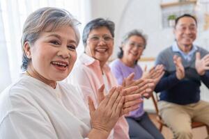 dichtbij omhoog gezichten senior mensen zittend Aan bank. ouder mensen zijn luisteren en genieten vergadering focus groep Bij leven kamer. blij zorgeloos gepensioneerd senior vrienden genieten van ontspanning Bij bijna huis. foto