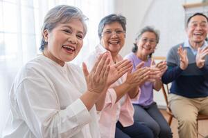 dichtbij omhoog gezichten senior mensen zittend Aan bank. ouder mensen zijn luisteren en genieten vergadering focus groep Bij leven kamer. blij zorgeloos gepensioneerd senior vrienden genieten van ontspanning Bij bijna huis. foto