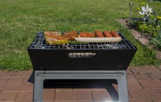 de worstjes en vlees Aan grillen. zomer picknick buitenshuis. foto