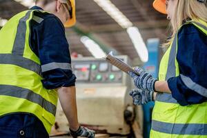 arbeider timmerlieden werken in machines naar besnoeiing hout hout. Mens en vrouw zijn bouwen met hout in een werkplaats. twee ambachtslieden of klusjesmannen werken met timmerman gereedschap of elektrisch machines. foto