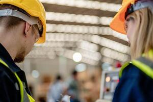 arbeider timmerlieden werken in machines naar besnoeiing hout hout. Mens en vrouw zijn bouwen met hout in een werkplaats. twee ambachtslieden of klusjesmannen werken met timmerman gereedschap of elektrisch machines. foto