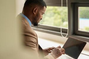 Aziatisch operator werken in kantoor. jong vriendelijk operator vrouw middel met headsets werken in een telefoontje centrum. foto