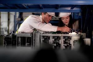 controle en inspecteren metaal machine een deel items voor Verzenden. mannetje en vrouw arbeider controle de op te slaan fabriek. industrie fabriek magazijn. de magazijn van Reserve een deel voor machinerie en voertuigen. foto