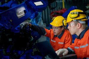 bedrijf ingenieurs ontmoeten en controleren controle zwaar machine robot arm. verschillend team van industrieel robotica ingenieurs verzameld in de omgeving van machine. professioneel machinerie operator gebruik industrieel digitaal tablet. foto