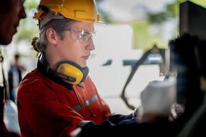 mannetje ingenieur arbeiders onderhoud automatisch robot arm machine in een fabriek. arbeider controle en repareren automatisch robot hand- machine. technicus arbeider controleren voor reparatie fabriek machine. foto