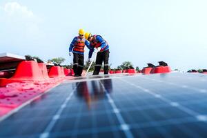 mannetje arbeiders reparatie drijvend zonne- panelen Aan water meer. ingenieurs construeren Aan plaats drijvend zonne- panelen Bij zon licht. schoon energie voor toekomst leven. industrieel hernieuwbaar energie van groen stroom. foto