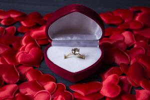 verloving ring in een rood doos Aan een liefde harten achtergrond. foto