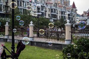 de zeep bubbels zijn vliegend Aan de straat. foto