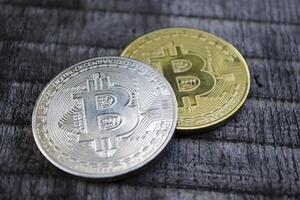 gouden en zilver bitcoins Aan de houten achtergrond. de munten van cryptogeld. foto