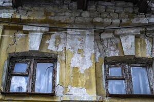 wijnoogst ramen in verlaten huis. foto