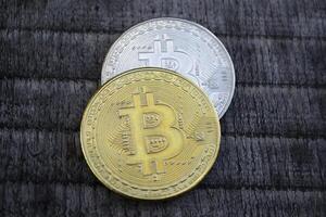 gouden en zilver bitcoins Aan de houten achtergrond. de munten van cryptogeld. foto