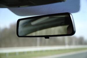 auto achterzijde visie spiegel en onscherp achtergrond foto