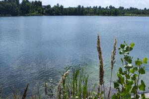 mooi blauw meer. zomer landschap. de schoonheid van natuur. foto