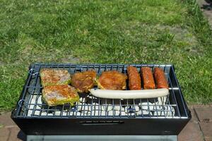 de worstjes en vlees Aan grillen. zomer picknick buitenshuis. foto