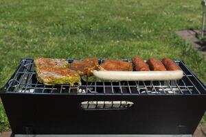 de worstjes en vlees Aan grillen. zomer picknick buitenshuis. foto