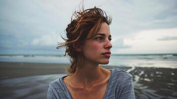 ai gegenereerd reflecterende stemming, een selfie met de strand en bewolkt lucht in de achtergrond, overbrengen een meer contemplatief of introspectief stemming, generatief ai foto