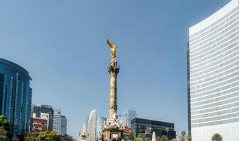 de engel van onafhankelijkheid, onafhankelijkheid oorlog monument in Mexico stad in de achtergrond foto