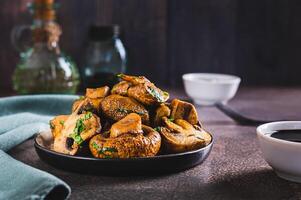 gesneden gegrild champignons met kruiden Aan een bord Aan de tafel foto