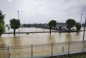 afbeeldingen van rivieren bij overstromingen, overstromingen en rampen in verband met herfstregens foto