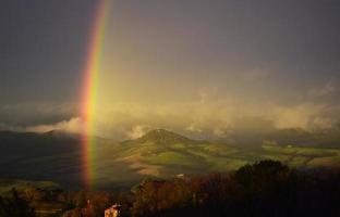 regenboog in de buurt van berg foto
