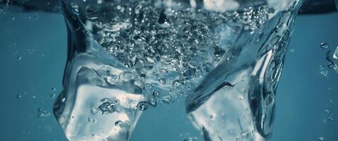 water spatten en ijs kubus. ijs spatten in een glas van water. onderwater- gieten ijs kubussen vallend in Doorzichtig gieter achtergrond. verfrissend kilte drinken. ijs in een glas met blauw achtergrond foto