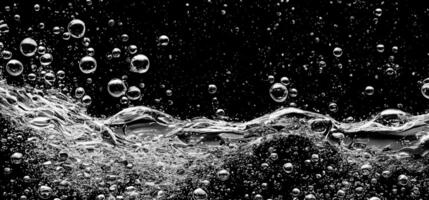 ai gegenereerd Frisdrank water bubbels spatten onderwater- tegen zwart achtergrond. foto