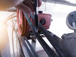 controle de spanning van de riem katrol gebruik makend van hand- schattingen. foto